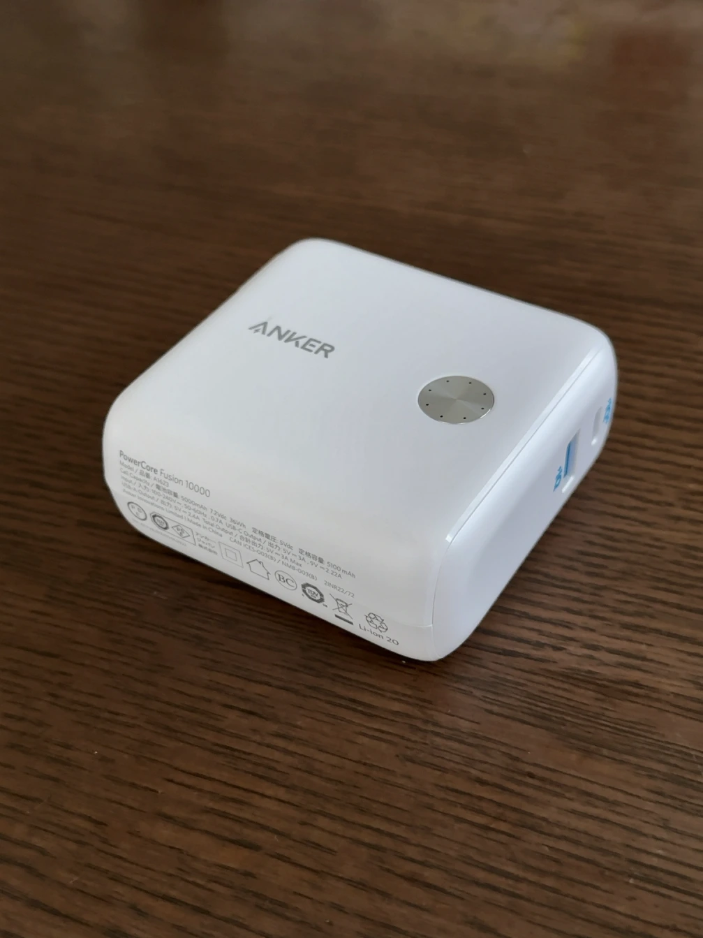 ANKERのバッテリー一体型充電器はMacにも充電できちゃう